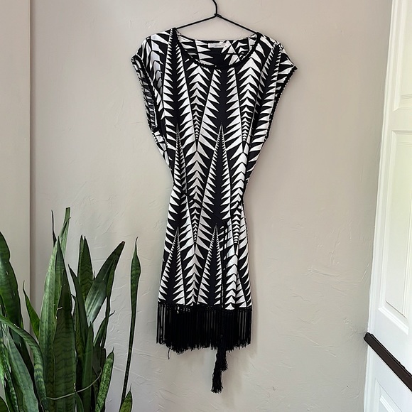 Luna Dresses & Skirts - LUNA ABSTRACT BLACK AND WHITE FRINGE DRESS WITH TASSEL TIES M